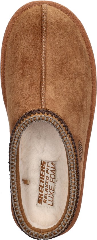 Bovenaanzicht van een bruine suède pantoffel met imitatiebont en 'Relaxed Fit Luxe Foam'-inlegzool.