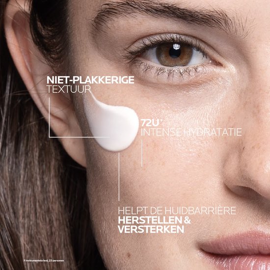 Een vrouw smeert een witte crème op haar wang. De crème is niet-plakkerig en geeft 72u intense hydratatie.