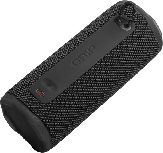 Zwarte JBL draagbare speaker met een zwarte band met 'GRIP' erop en een USB-C poort.