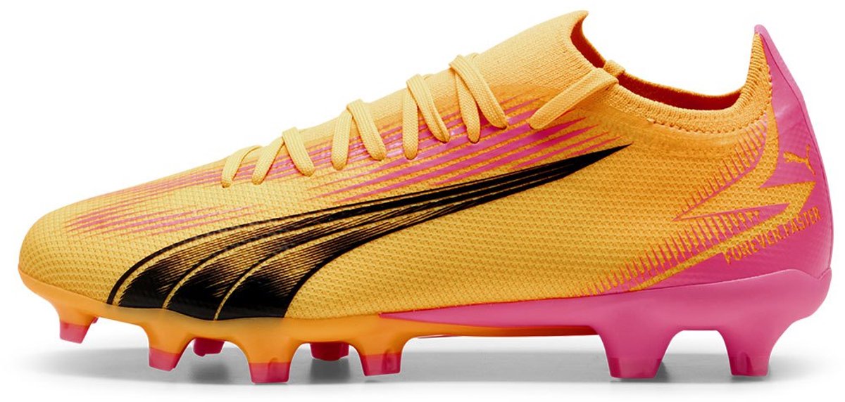 Puma Ultra Match FG/AG voetbalschoenen in oranje met zwarte en roze details, lichtgewicht mesh voor optimale snelheid.