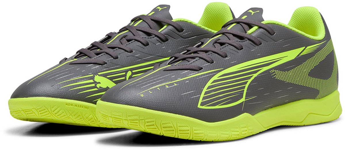 Grijze Puma Ultra 5 Play It Low voetbalschoenen EU 45 met felgroene accenten en lichtgewicht synthetische bovenkant.