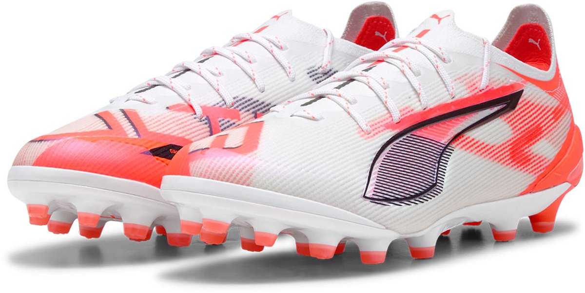 Puma Ultra 5 Ultimate Ag voetbalschoenen in wit en roze, ontworpen voor snelheid en grip op kunstgras, maat EU 40.