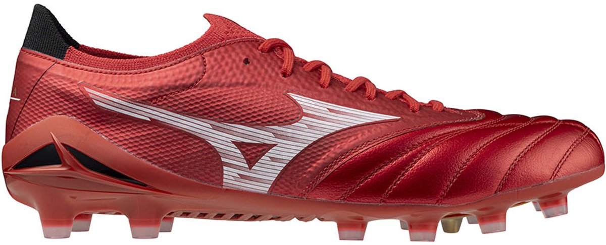 Mizuno Morelia Neo IV Beta Elite FG voetbalschoenen in rood, EU 40 1/2, met een gestroomlijnd ontwerp voor snelheid.