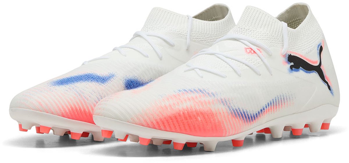 1200x561.jpg Puma FUTURE 8 MATCH MG voetbalschoenen in wit met roze en blauwe accenten, maat EU 46 1/2, lichtgewicht mesh bovenwerk.