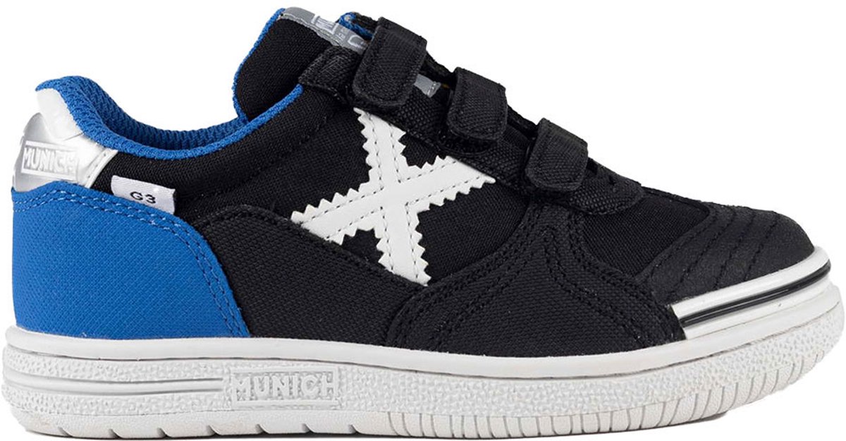 Zwarte Munich G-3 Vco 440 voetbalschoenen voor jongens/meisjes, met klittenbandsluiting en blauwe accenten.