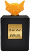 Zwarte parfumfles met gouden vos-vormige dop, met glitter. Goudkleurig label met 'Black Oud' en 'Golden Fox'.