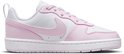 Zijanzicht van een witte sneaker met roze accenten en roze veters. Witte zool.