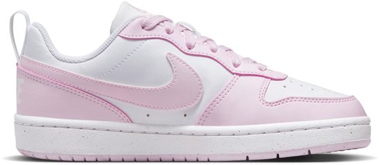 Zijanzicht van een witte sneaker met roze accenten en roze veters. Witte zool.
