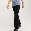 Jongens in zwarte cargobroek en grijze t-shirt, lopen.