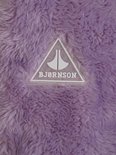 Wit Bjornson logo op lila fleece.