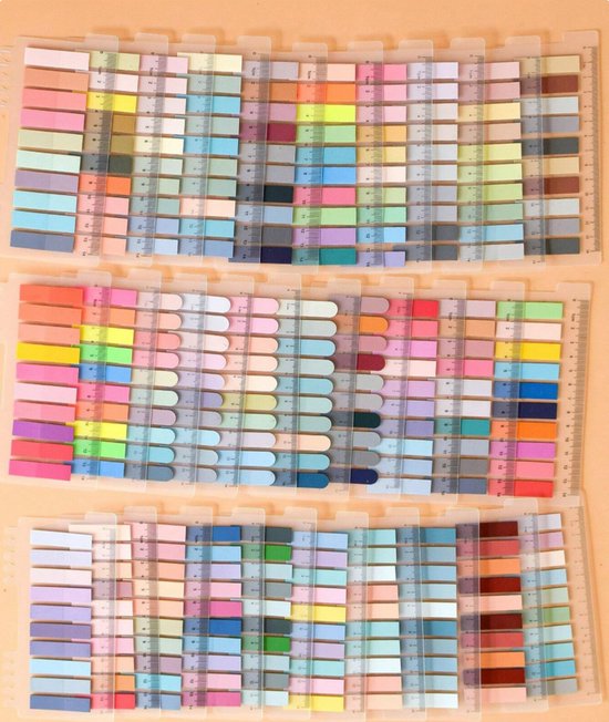 Drie rijen plastic tabbladen met liniaal, in vele pastelkleuren, waaronder blauw, roze en geel.