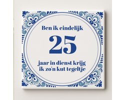 Grappige Werkjubileum Tegel 15x15cm – “Ben ik eindelijk 25 jaar in dienst krijg ik zo’n kut tegeltje” – Humoristische Blauwe Delfts Stijl Keramische Tegel voor Collega’s of Kantoor Decoratie