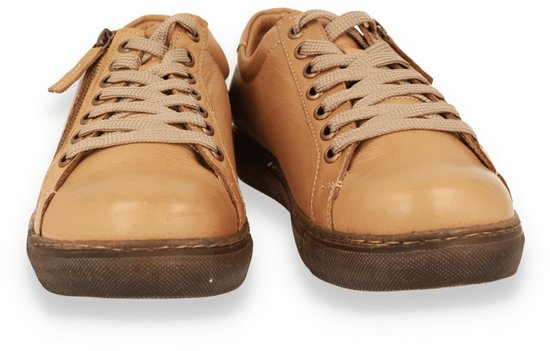 Vooraanzicht van twee beige leren sneakers met veters en rits.