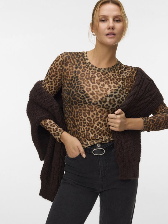 Model draagt bruine mesh top met luipaardprint, met gebreide cardigan over de schouders.