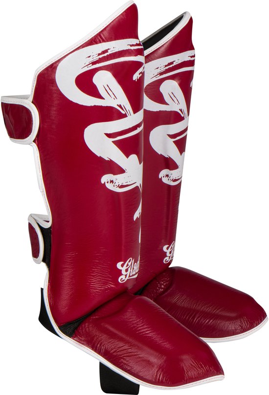 Donkerrode scheenbeschermers met witte logo's, geshowd op witte achtergrond.
