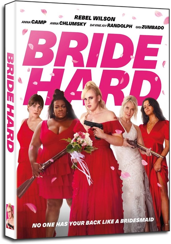 Filmcover van Bride Hard met vijf vrouwen in rode jurken die wapens vasthouden. Centraal staat Rebel Wilson met een pistool.