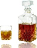 Glazen karaf met diamantpatroon, gevuld met amberkleurige vloeistof en een bijpassend glas met ijs.