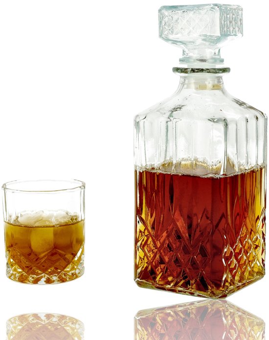 Glazen karaf met diamantpatroon, gevuld met amberkleurige vloeistof en een bijpassend glas met ijs.