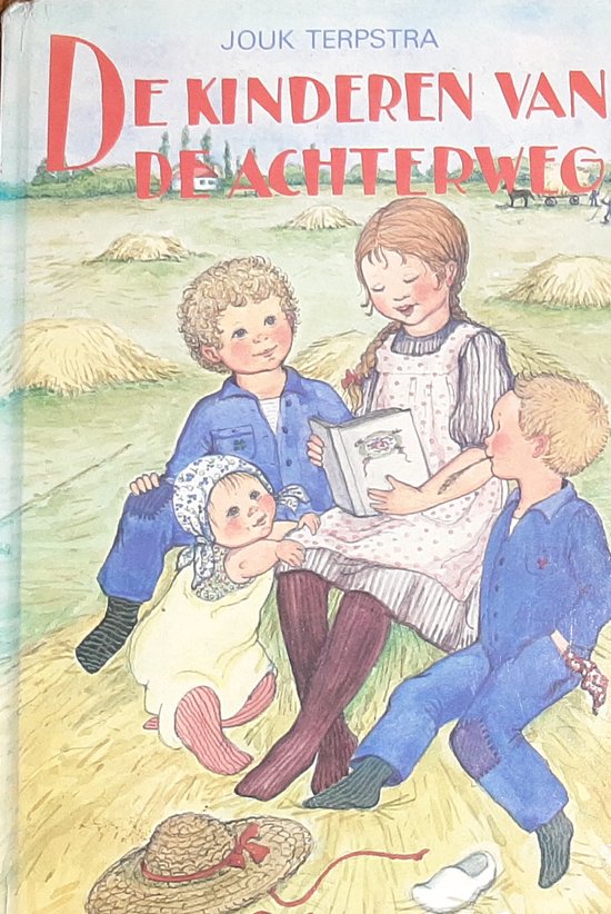 Een close-up van de boek kaft met de titel "DE KINDEREN VAN DE ACHTERWEG". Vier kinderen zitten op hooibergen.