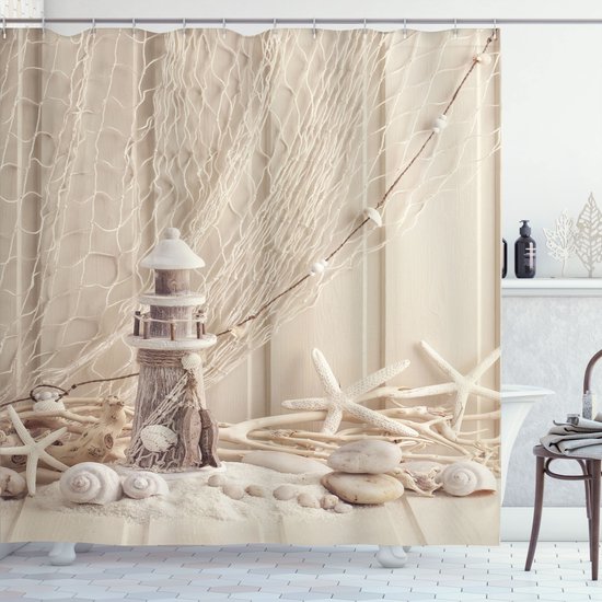 Rideau de douche avec un phare décoratif, des coquillages, des étoiles de mer et un filet de pêche sur fond de bois.