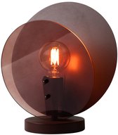 Een ronde, bruine metalen tafellamp met paarse glasplaat, verlicht op een witte achtergrond.