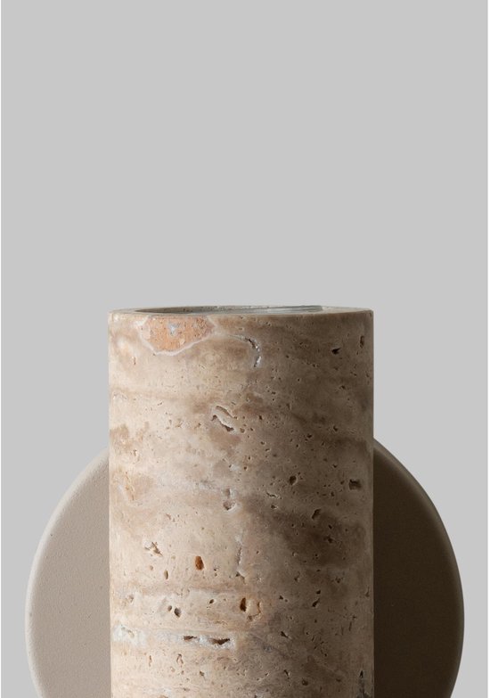 Cilindrische wandlamp van beige travertijn met bruine vlekken en opening aan de bovenzijde.
