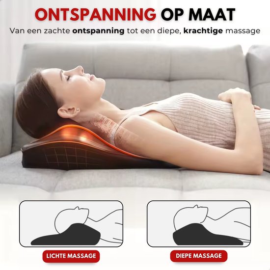 Vrouw die ontspannen op haar rug ligt op een zwart ergonomisch neksteunkussen.