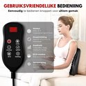 Zwarte massagekussen met afstandsbediening die een vrouw in een bankje ondersteunt.