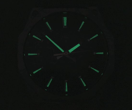 Donkergroene Edifice wijzerplaat met lichtgevende indexen en wijzers in het donker.