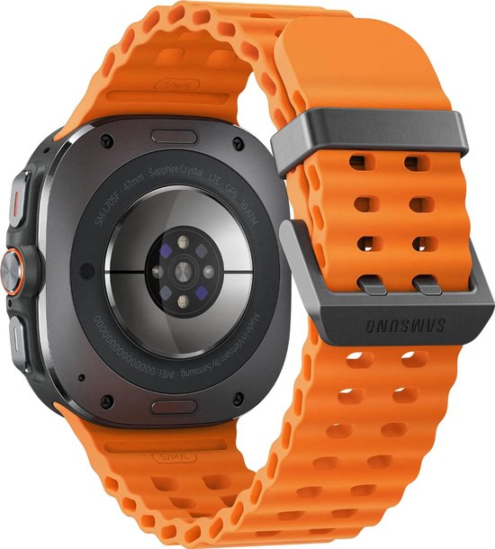 Achterkant van grijze smartwatch met oranje band. Toont sensoren, model en GPS-informatie.