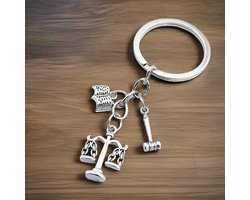 Go Go Gadget - Sleutelhanger - Rechten - Cadeau Advocaat of Rechter - Afgestudeerd - Hamer, Wetboek, Schalen van Justitie - 1 stuk - Zilver