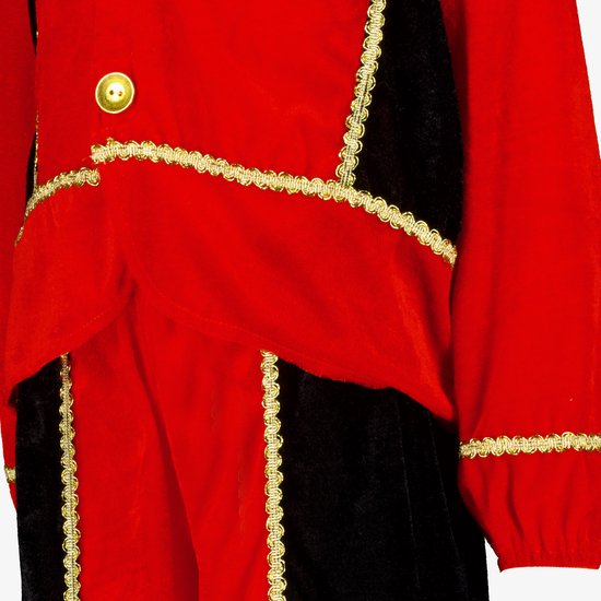 Kindercostuum met rode fluwelen jas met gouden bies en zwarte panelen. Goudkleurige knoop zichtbaar.