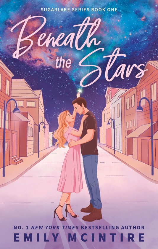 Boekomslag 'Beneath the Stars' met een stel dat elkaar kust op een straat onder een sterrenhemel. "Beneath the Stars", "Sugar Lake Series Book One", "Emily McIntire"