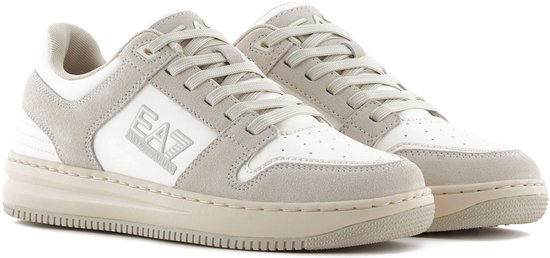 Witte Emporio Armani sneakers met beige suède accenten, veters en het EA7-logo.