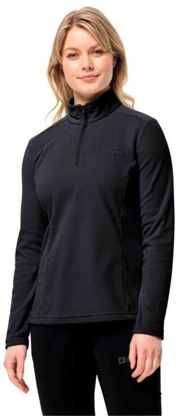 Femme aux cheveux blonds portant un pull en polaire noir avec fermeture éclair sur le devant