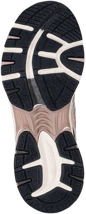Onderkant van een roze Skechers sneaker, met een zwart-witte buitenzool en roze details.