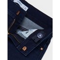 Sluiting van een donkerblauwe skinny jeans met naam it label en verstelbare tailleband.