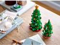 Deux sapins de Noël LEGO verts sur une table en bois, décorés de boules et de bougies.