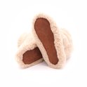 Onderkant van hoge beige wollen sloffen met bruine leren zolen.