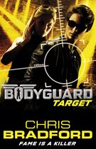 Een man en een vrouw, de man draagt een zwarte jas en zonnebril, de vrouw draagt een topje en zonnebril. Titel: Bodyguard Target.