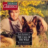 Jonge man met een herdershond onder gele bloeiende struiken, met 'Talking Classics: Jack London's The Call of the Wild' tekst.