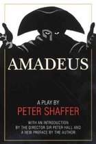 Boekomslag met de titel AMADEUS, een toneelstuk van Peter Shaffer. Een figuur met een grote hoed silhouetteert zich boven de tekst.