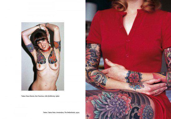 Vrouw met rode jurk en opvallende, kleurrijke tatoeages op armen en benen. Linker afbeelding: vrouw met tatoeages op borst en armen.
