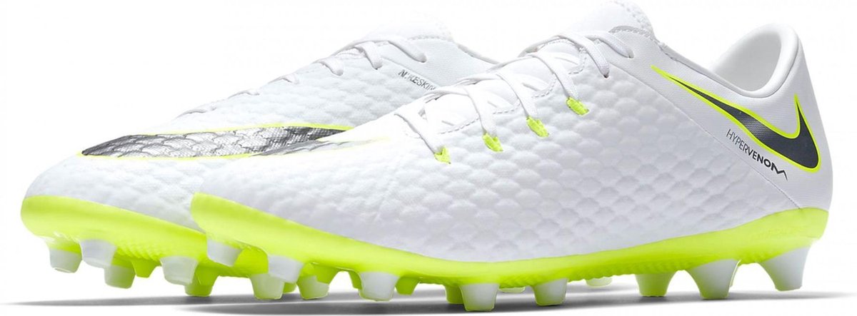 Nike Hypervenom Phantom 3 AG-Pro voetbalschoenen in maat 45, wit met gele accenten, ontworpen voor wendbaarheid op het veld.