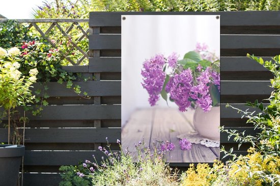 Muurdecoratie Vaas met een paarse sering op tafel - 120x180 cm - Tuinposter - Tuindoek - Buitenposter