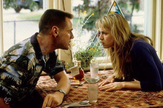 Jim Carrey, Renée Zellweger kijken elkaar aan bij een tafel.