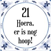Verjaardag Tegeltje met Spreuk (21 jaar: Hoera! Er is nog hoop! 21! + cadeau verpakking & plakhanger