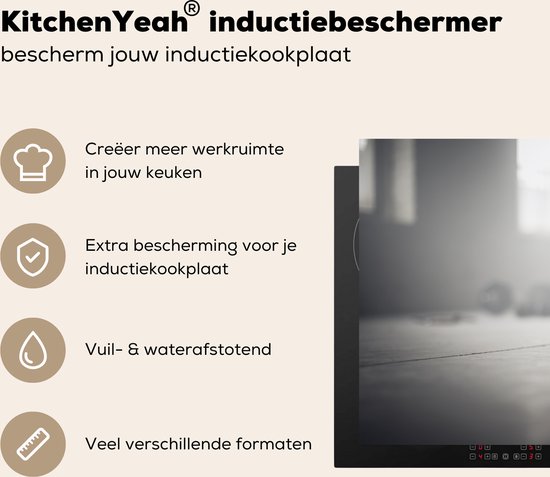 KitchenYeah® Inductie beschermer 76x51.5 cm - Verschillende kettlebellgewichten op de vloer in een fitnessruimte - Kookplaataccessoires - Afdekplaat voor kookplaat - Inductiebeschermer - Inductiemat - Inductieplaat mat