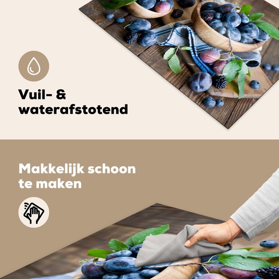 KitchenYeah® Inductie beschermer 81x52 cm - Kleurrijke vertoning van pruimen in houten kom - Kookplaataccessoires - Afdekplaat voor kookplaat - Inductiebeschermer - Inductiemat - Inductieplaat mat