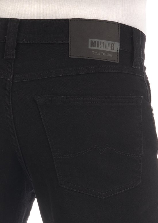 Zwarte spijkerbroek met Mustang-label op de achterkant.